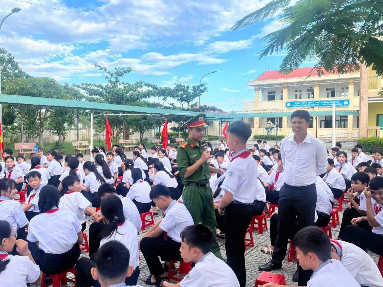 Cán bộ Công an xã Trung Thuần tuyên truyền, giáo dục pháp luật, nâng cao ý thức chấp hành pháp luật cho học sinh.  (Ảnh: M.P)