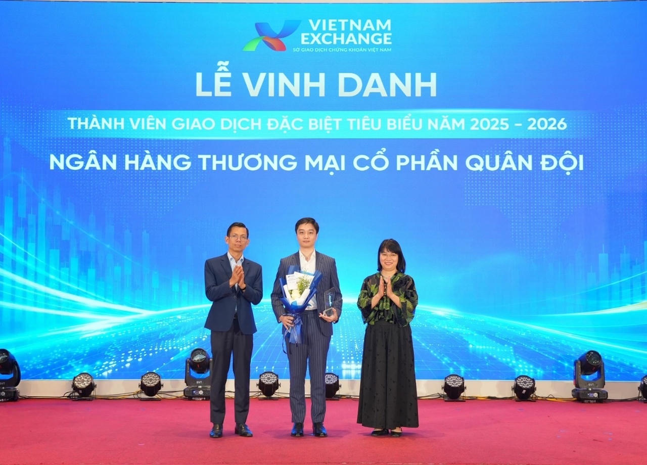 Đại diện MB nhận cúp vinh danh tại sự kiện.