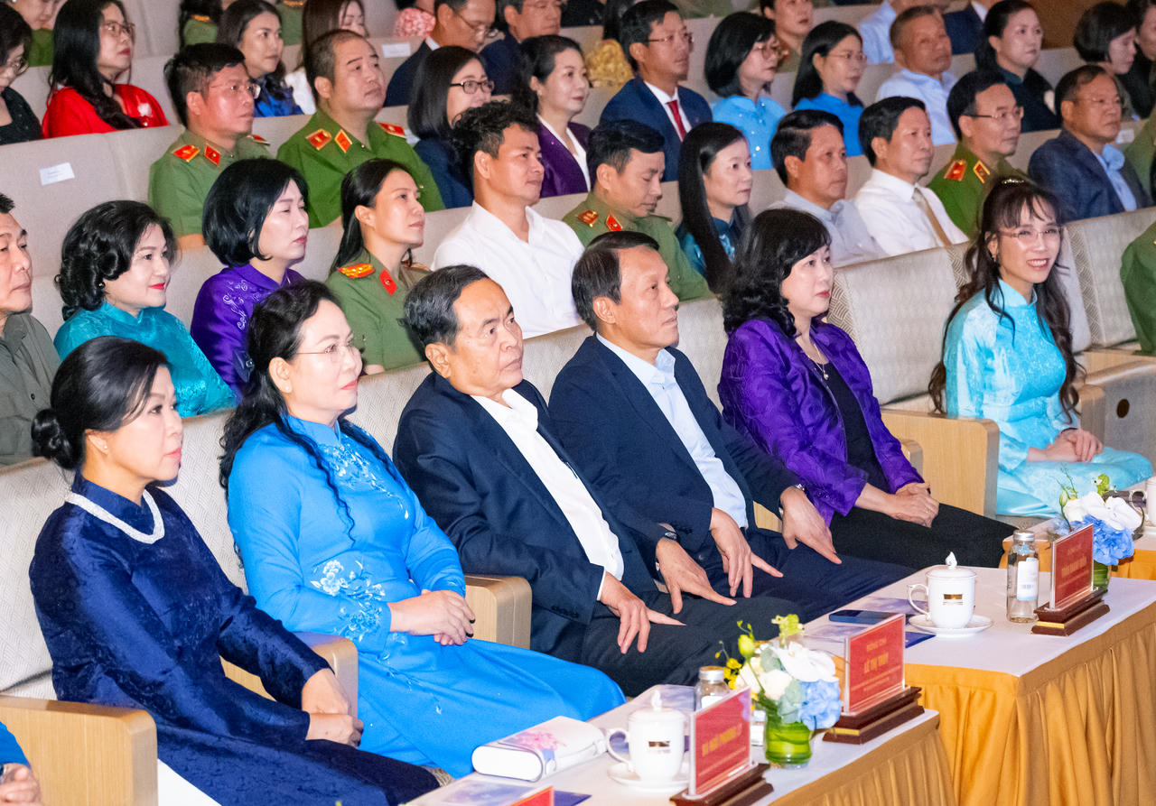 Tham dự chương trình có Chủ tịch Quốc hội Trần Thanh Mẫn,  Ủy viên Bộ Chính trị, Bộ trưởng Bộ Công an, Đại tướng Lương Tam Quang; Ủy viên Trung ương Đảng, Phó Chủ tịch Ủy ban Trung ương Mặt trận Tổ quốc Việt Nam, Chủ tịch Hội Liên hiệp Phụ nữ Việt Nam Lê Thị Thủy. Chương trình còn có sự tham dự của Phu nhân Tổng Bí thư, Chủ tịch nước Tô Lâm - bà Ngô Phương Ly.
