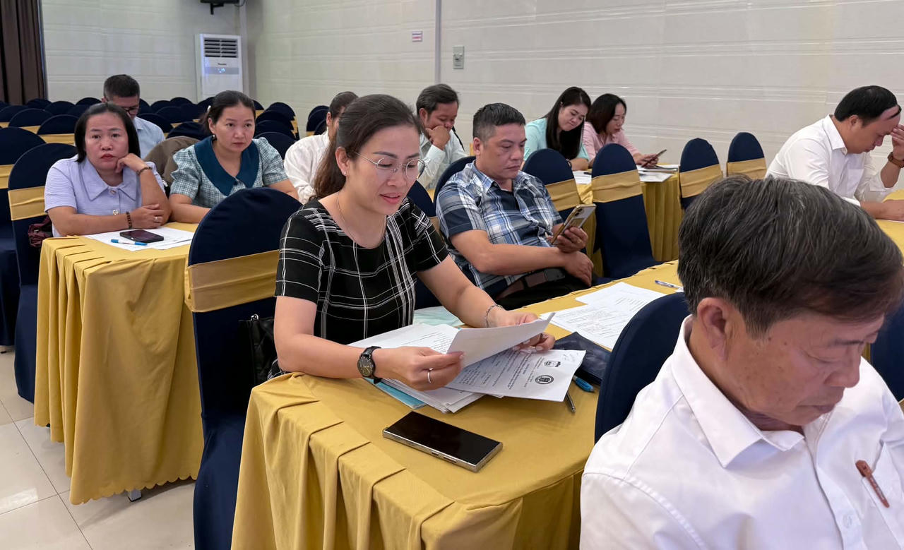Các chuyên gia pháp lý tập trung làm rõ những quy định liên quan đến lao động, tiền lương và BHXH mà doanh nghiệp, hộ kinh doanh thường gặp khó khăn trong quá trình thực hiện. (Ảnh: T.Nhung)