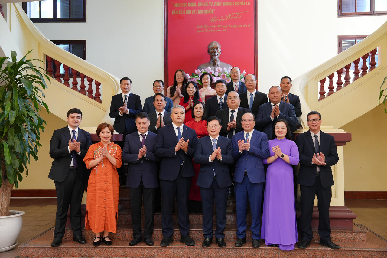 Các đại biểu chụp ảnh lưu niệm tại buổi lễ. 