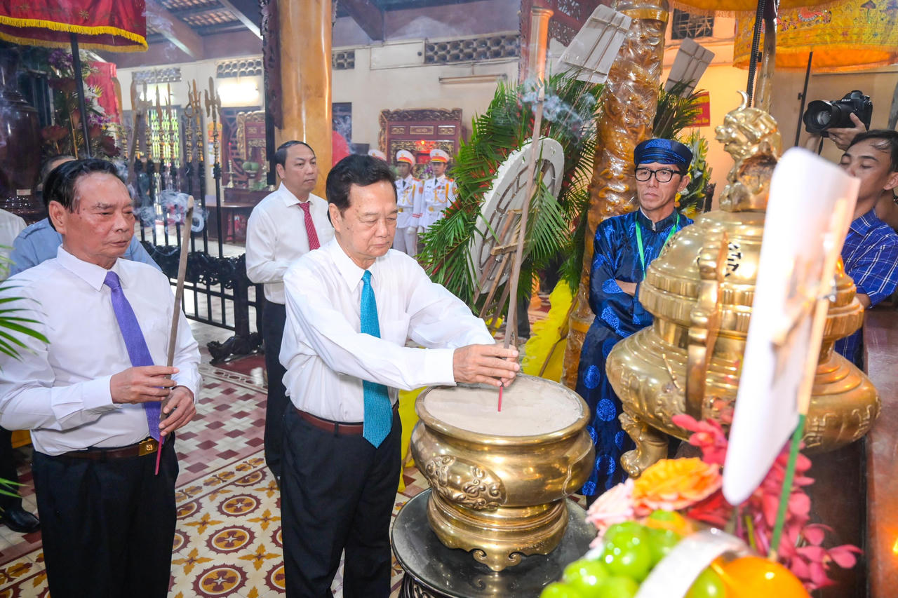 Nguyên Thủ tướng Nguyễn Tấn Dũng, đại tướng Lê Hồng Anh dâng hương Anh hùng dân tộc Nguyễn Trung Trực. Ảnh: Phương Vũ