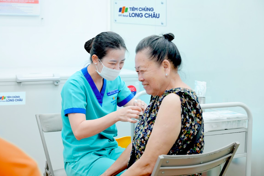 Đội ngũ chuyên viên y tế vững chuyên môn luôn sẵn sàng hỗ trợ người dân. 