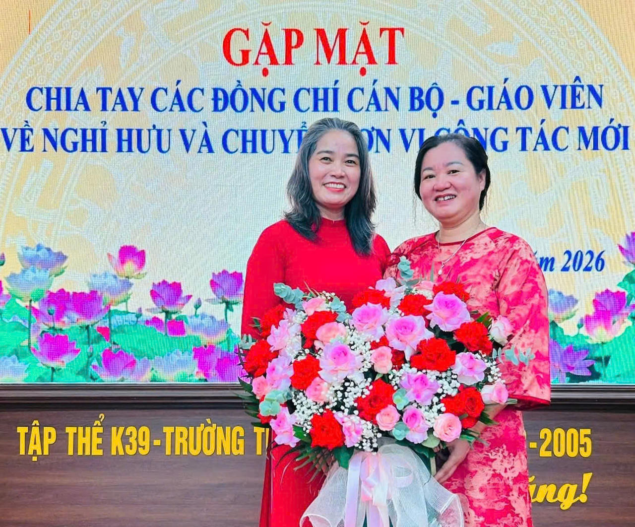 Cô Ngô Thị Hồng Thuý chụp ảnh kỉ niệm cùng giáo viên tại buổi gặp mặt chia tay các đồng chí cán bộ, giáo viên nghỉ hưu và chuyển công tác.