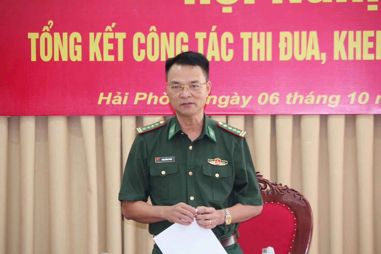 Đại tá Phạm Hồng Phong, Chính ủy, Chủ tịch Hội đồng thi đua khen thưởng Bộ đội Biên phòng TP phát biểu tại hội nghị. (ảnh BĐBP)