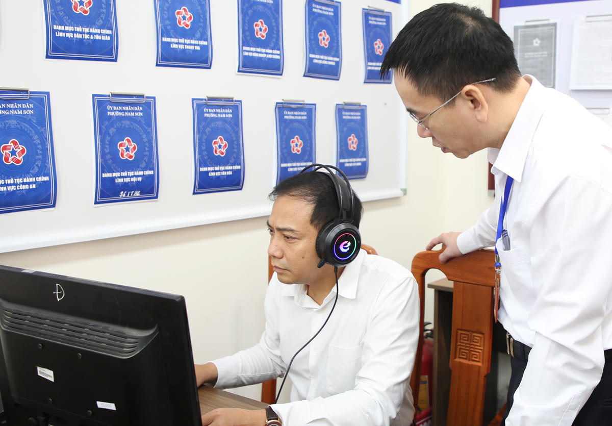 Phó Chủ tịch UBND thành phố Đào Thanh Trường trực tiếp trải nghiệm thực tế mô hình Trợ lý Nhân dân tại Trung tâm phục vụ hành chính công phường Nam Sơn (ảnh Linh Ngọc)