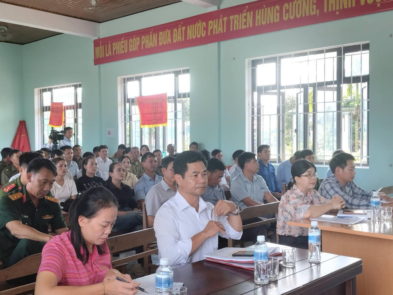 Người dân xã Trung Thuần trực tiếp nêu ý kiến, kiến nghị tại Hội nghị “Mặt trận - Công an lắng nghe ý kiến Nhân dân”. (Ảnh: M.P)
