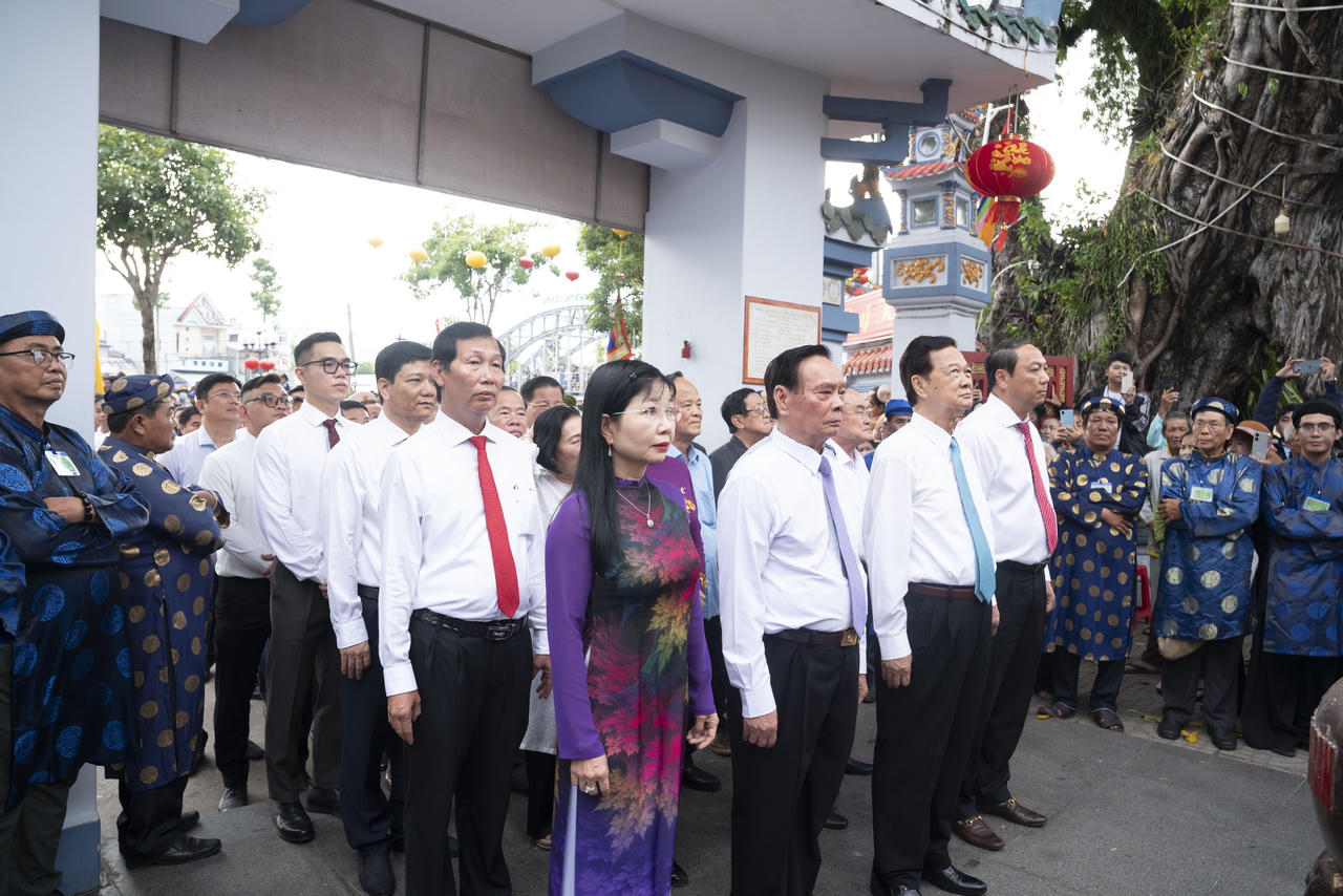 Đoàn tiến vào dân hương Anh hùng dân tộc Nguyễn Trung Trực. Ảnh: Phương Vũ