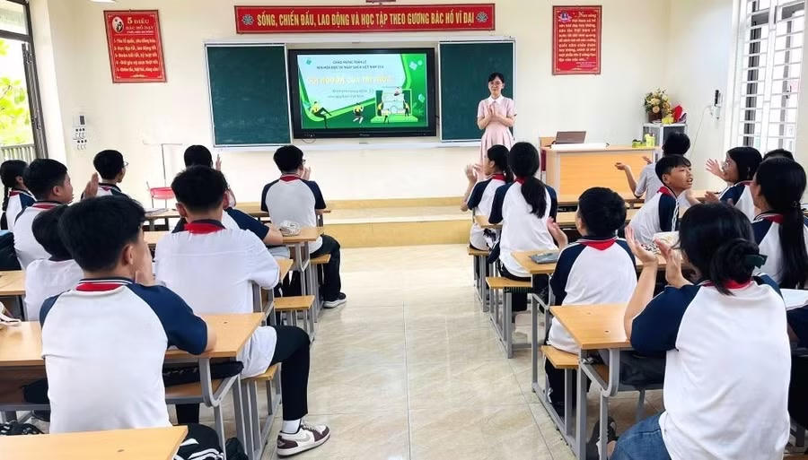 Liên đội Trường THCS Vũ Duệ hướng dẫn kỹ năng đọc sách cho học sinh.(Ảnh: Long Anh)