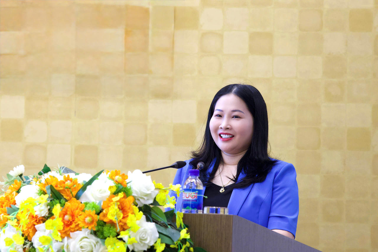 Bà Vũ Thị Hiền Hạnh, Phó Chủ tịch UBND tỉnh Lào Cai phát biểu tại buổi họp báo (Ảnh: Nguyễn Hải)