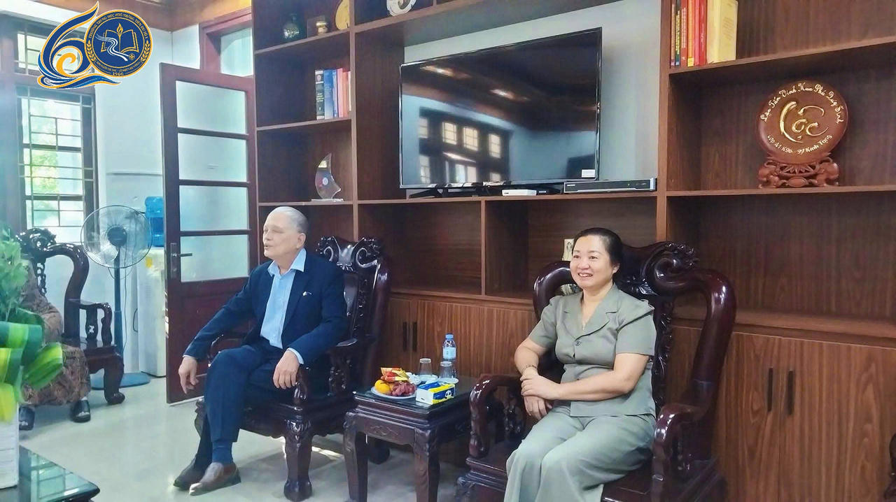 Cô Ngô Thị Hồng Thuý (bên trái) cùng thầy Trần Văn Cư (bên phải).