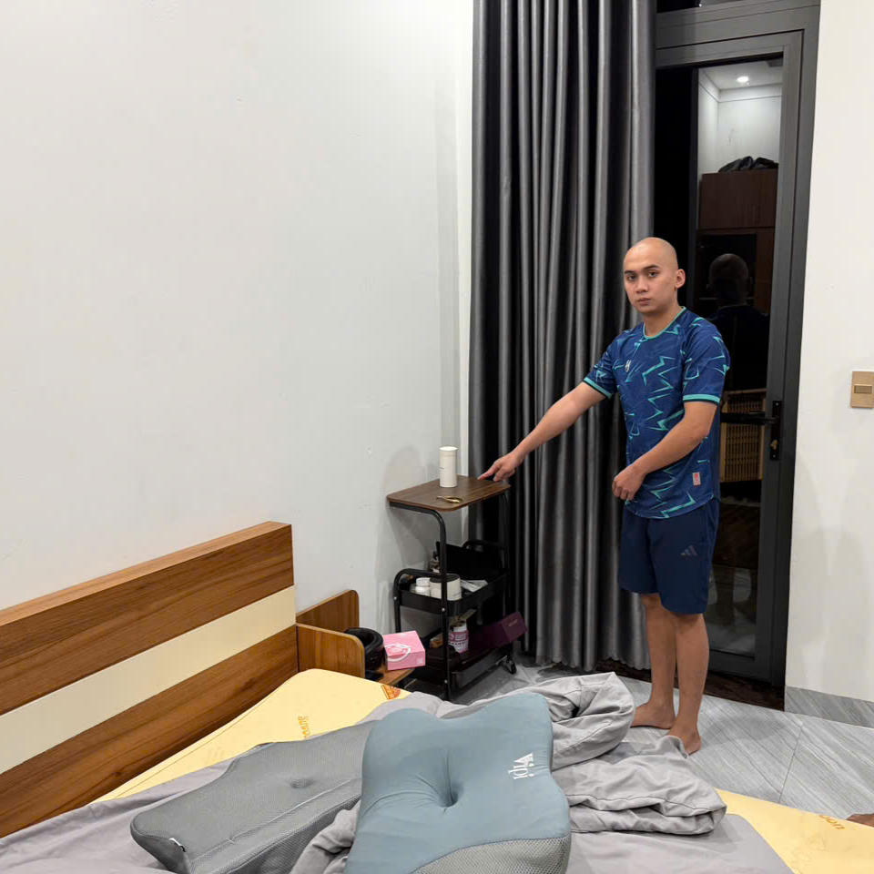 Đối tượng Nguyễn Văn Thành Công tại hiện trường thực hiện vụ trộm đồng hồ Rolex.
  (Ảnh: Bộ Công an)