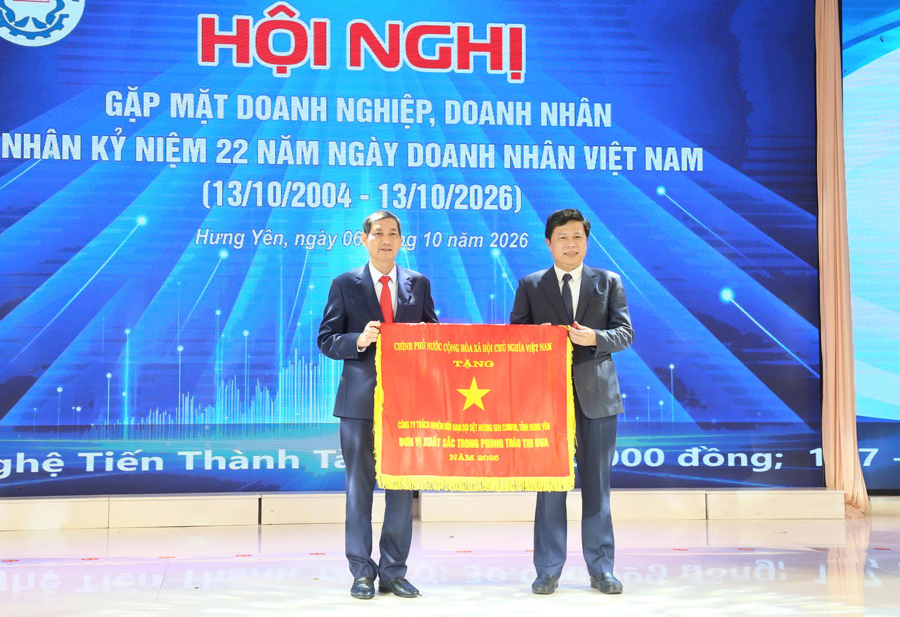 Thừa ủy quyền của Thủ tướng Chính phủ, ông Trần Quốc Toản, Phó Bí thư Thường trực Tỉnh ủy, Chủ tịch Ủy ban MTTQ Việt Nam tỉnh trao Cờ thi đua của Chính phủ cho đơn vị xuất sắc trong phong trào thi đua năm 2025.