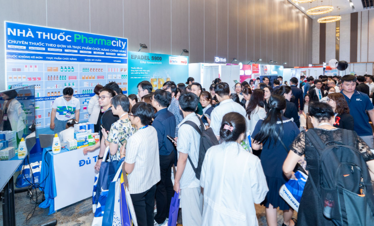 Dược sĩ Pharmacity trao đổi với các chuyên gia tại Đại hội. Ảnh: Pharmacity