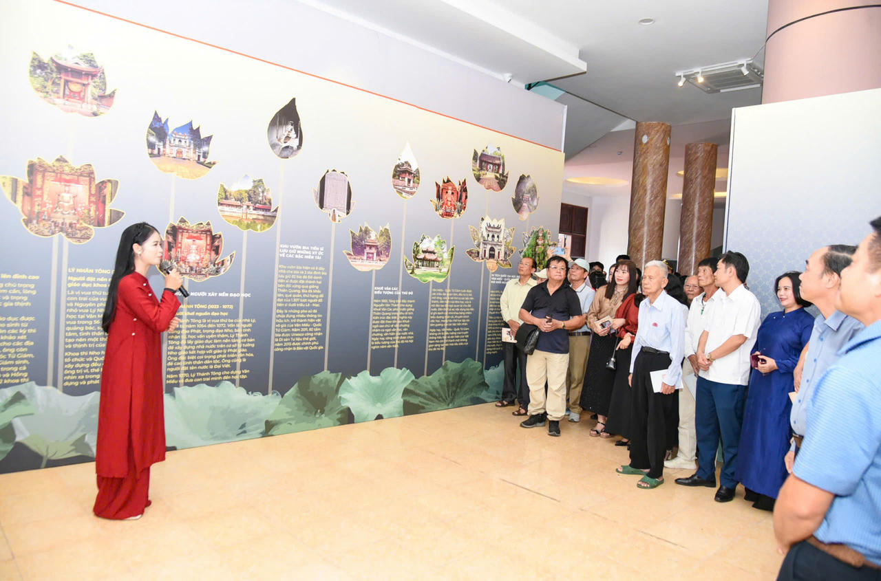 Trưng bày 'Quốc Tử Giám Thăng Long với truyền thống hiếu học tỉnh Nghệ An' 
