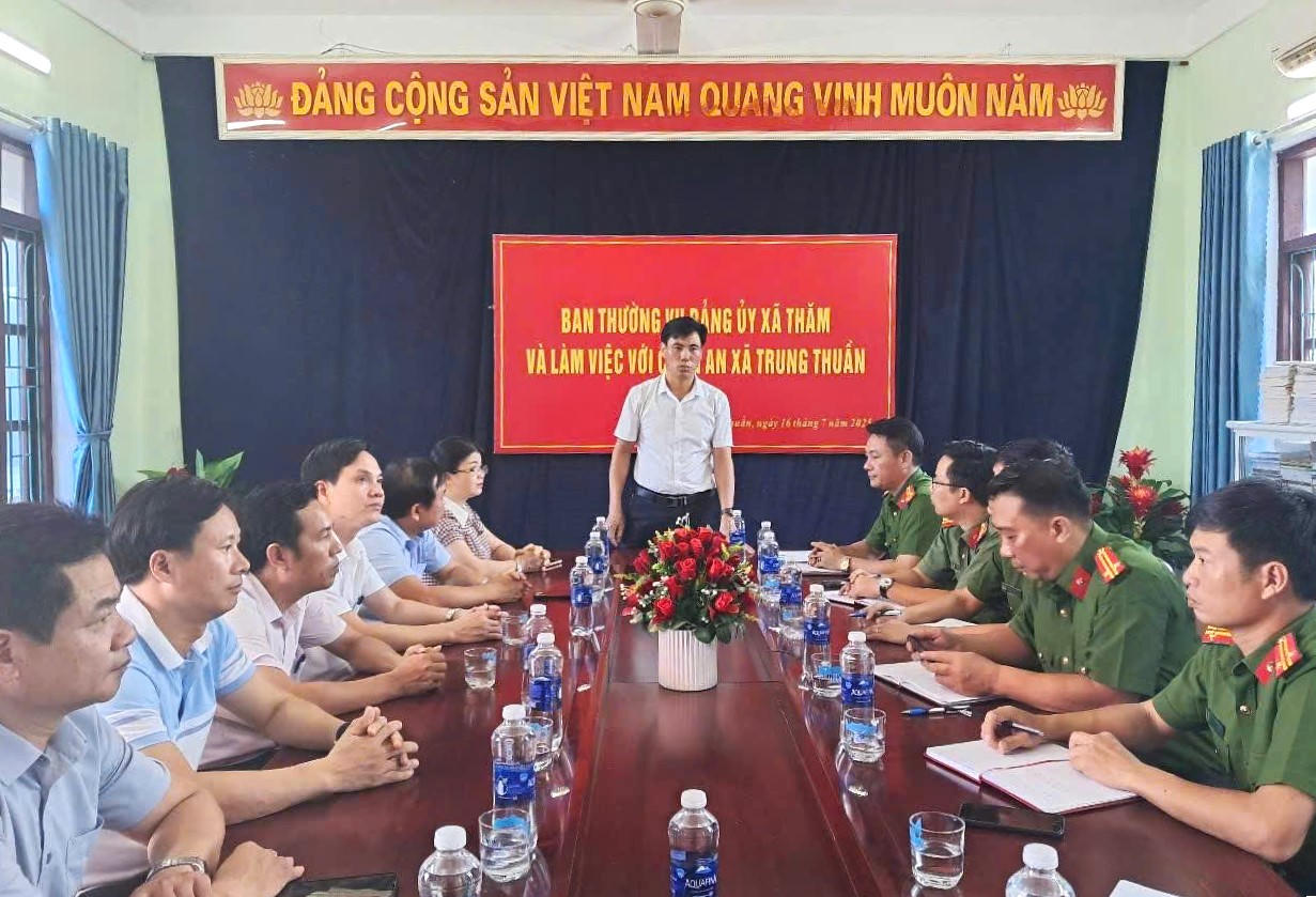 Bí thư Đảng ủy, Chủ tịch HĐND xã Tưởng Xuân Hải làm việc với Công an xã Trung Thuần. (Ảnh: M.P)