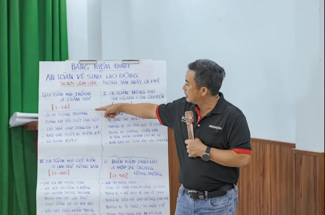Trong mỗi buổi tập huấn, anh sử dụng những tình huống quen thuộc trên nông trại làm ví dụ, để kiến thức trở nên gần gũi và thiết thực hơn với công việc hàng ngày của người nông dân - Ảnh_ ILO_Vu Khoi Nguyen