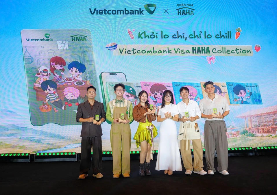 Vietcombank đồng đầu tư Quán Nhà Haha, đưa dàn nghệ sĩ lên bộ sưu tập thiết kế thẻ độc quyền