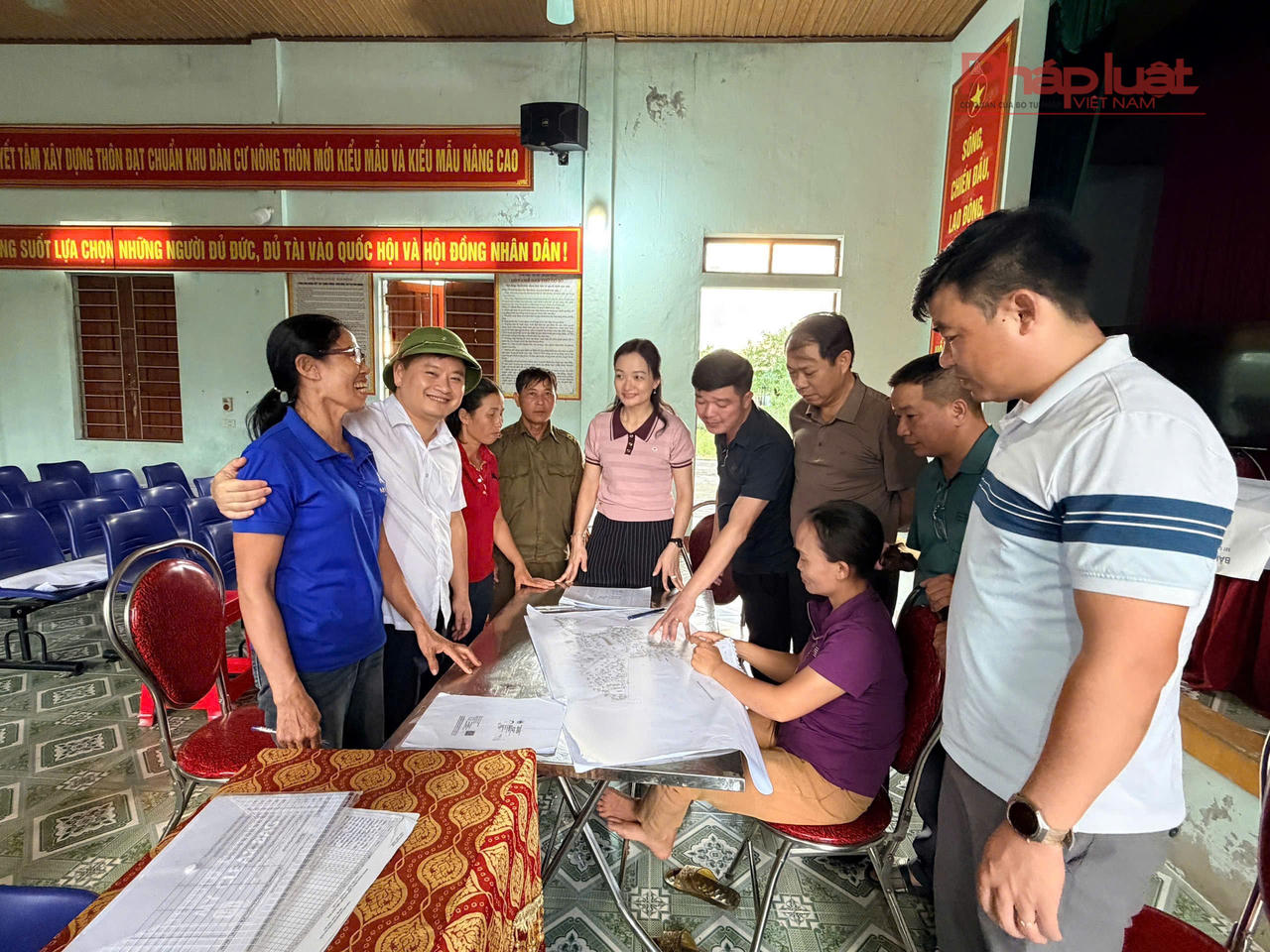 Lãnh đạo xã Đồng Lộc về tận các thôn trong “Ngày thứ 7 vì dân” để hỗ trợ dân thủ tục hành chính, chuyển đổi số. (Ảnh: PV)