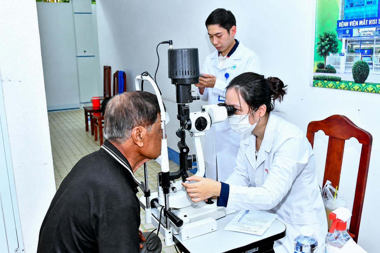 Người dân được khám, tư vấn miễn phí các bệnh lý về mắt. Ảnh: Văn Long