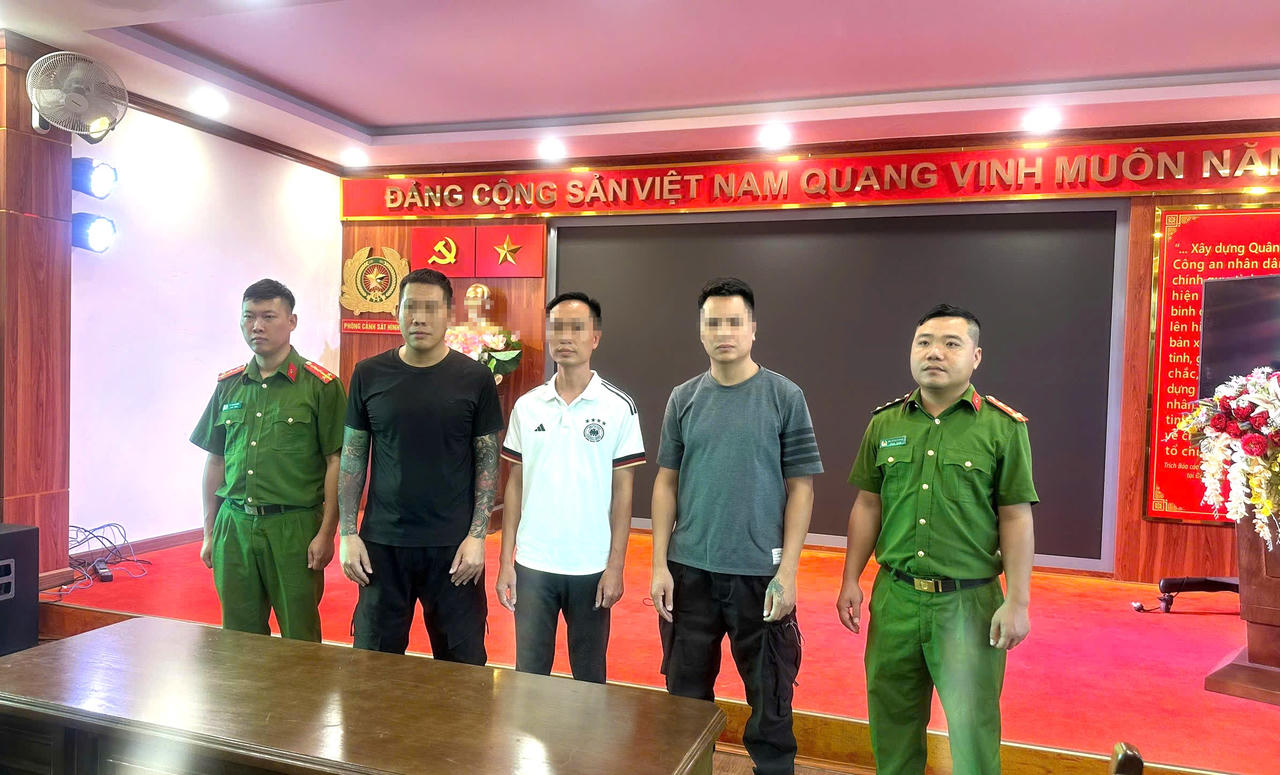 Các đối tượng tại cơ quan công an (Ảnh: Thanh Tuấn).