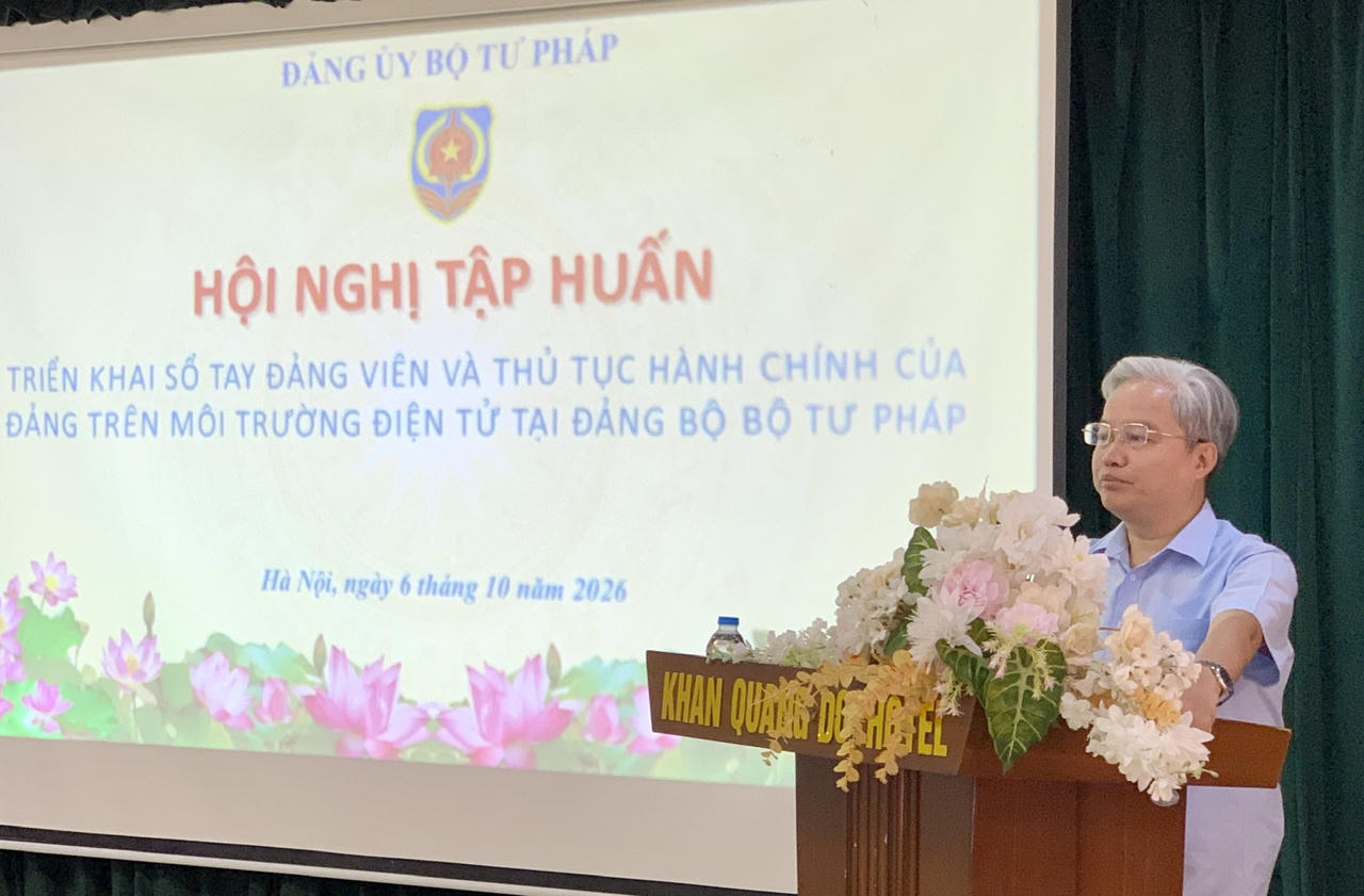Phó Bí thư chuyên trách Đảng ủy Bộ Tư pháp Nguyễn Quang Thái phát biểu.