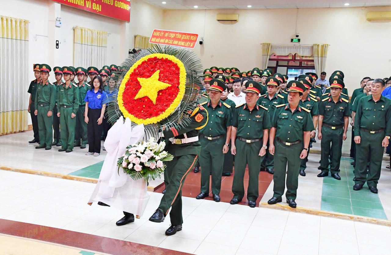 Trước nghi thức vận chuyển, bàn giao, các đại biểu dâng hoa, dâng hương, dành phút mặc niệm tưởng nhớ các Anh hùng liệt sĩ đã anh dũng hy sinh vì sự nghiệp đấu tranh giải phóng dân tộc (Ảnh: Vân Anh)