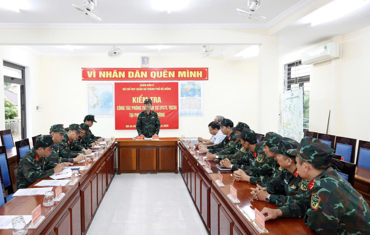 Đoàn công tác Bộ CHQS TP Đà Nẵng đi kiểm tra công tác phòng, chống thiên tai, tìm kiếm cứu nạn tại phường Hội An Đông và xã Duy Nghĩa (Ảnh: Vân Anh)