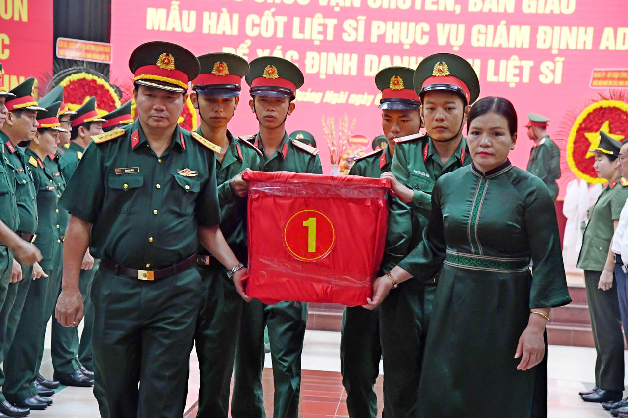 Quảng Ngãi bàn giao 2.219 mẫu sinh phẩm hài cốt liệt sĩ phục vụ giám định ADN 