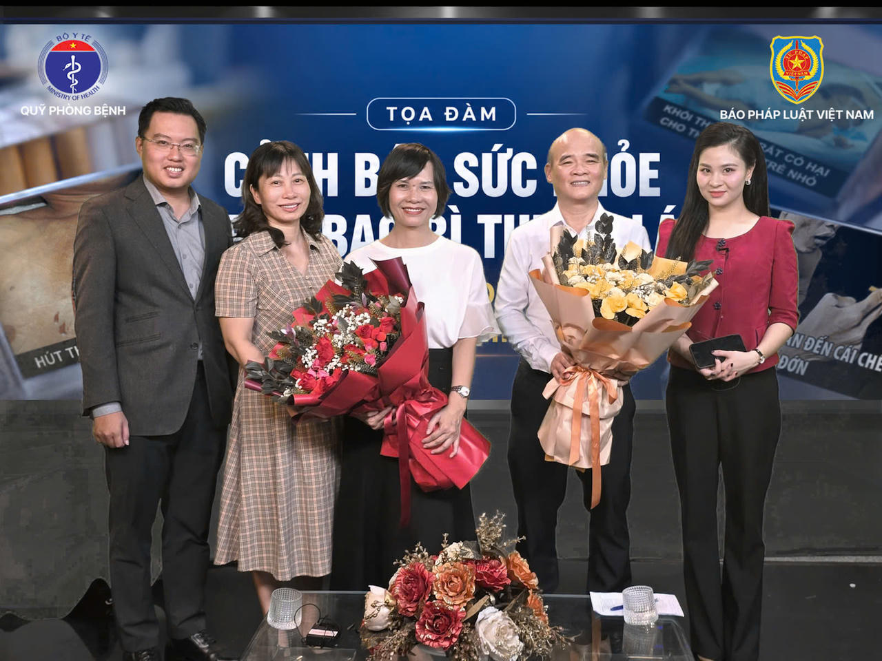 Sau hơn 1 giờ khách mời chia sẻ ý kiến tâm huyết, tọa đàm kết thúc thành công.