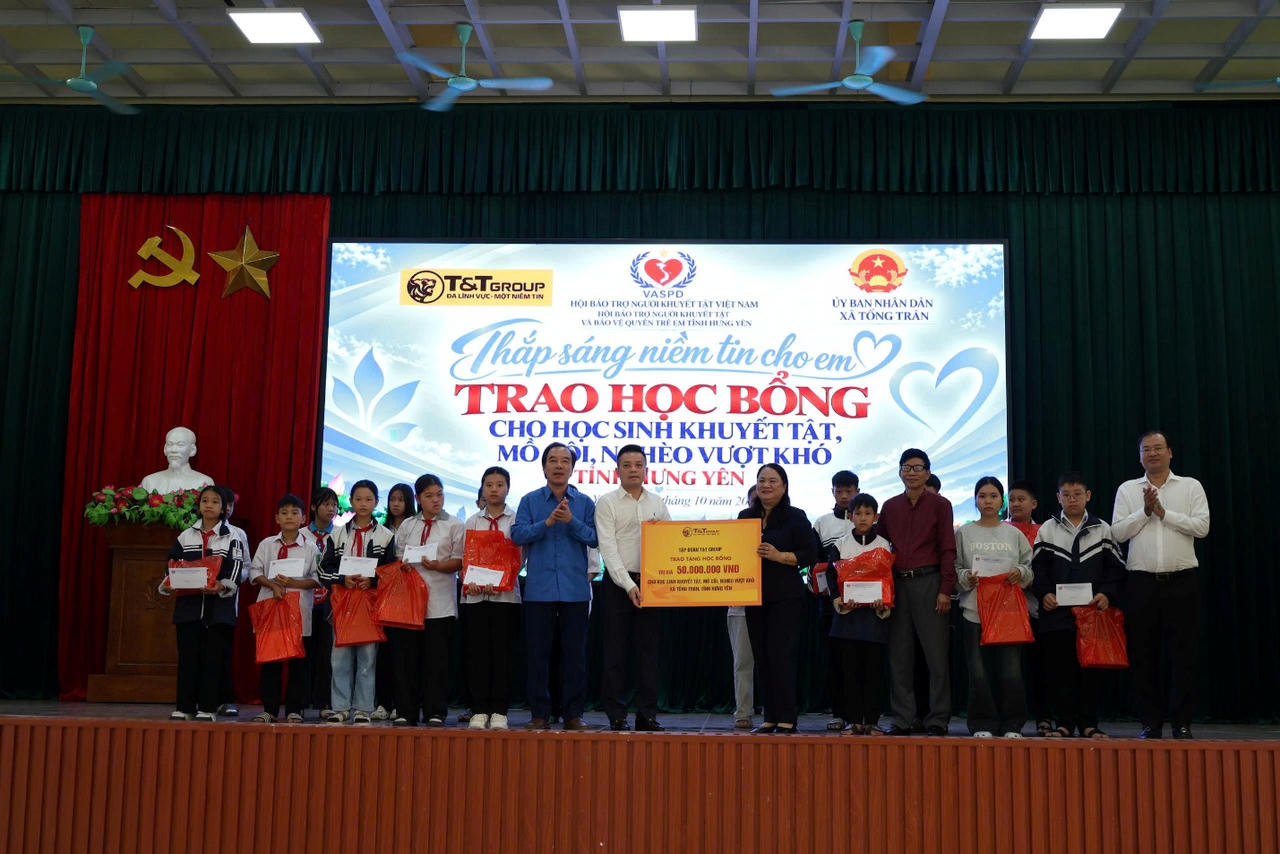 Đại diện T&T Group cùng các đơn vị trao 50 suất học bổng cho học sinh có hoàn cảnh khó khăn tại xã Tống Trân (tỉnh Hưng Yên). Ảnh: Anh Chiến