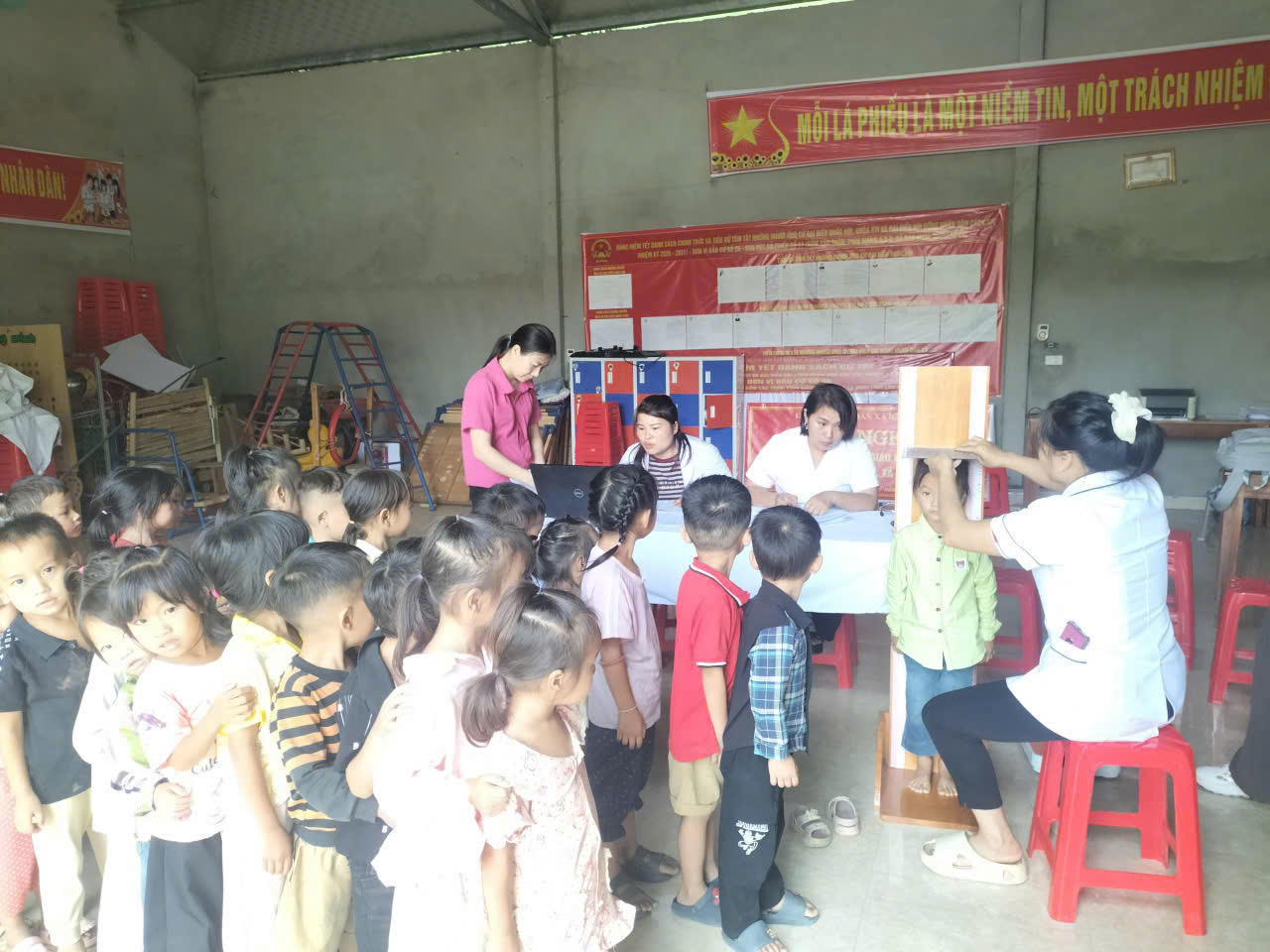Các chính sách về giáo dục, y tế, nhà ở, nước sạch và vệ sinh môi trường, thông tin và việc làm được triển khai nhằm bảo đảm người nghèo được thụ hưởng đầy đủ, kịp thời (Ảnh: UBND xã Bảo Nhai)