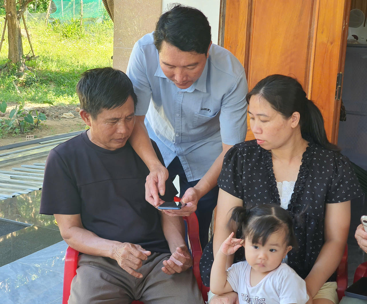Bí thư Chi bộ thôn Ngọn Rào trực tiếp hướng dẫn người dân thực hiện các thủ tục trên Cổng dịch vụ công.