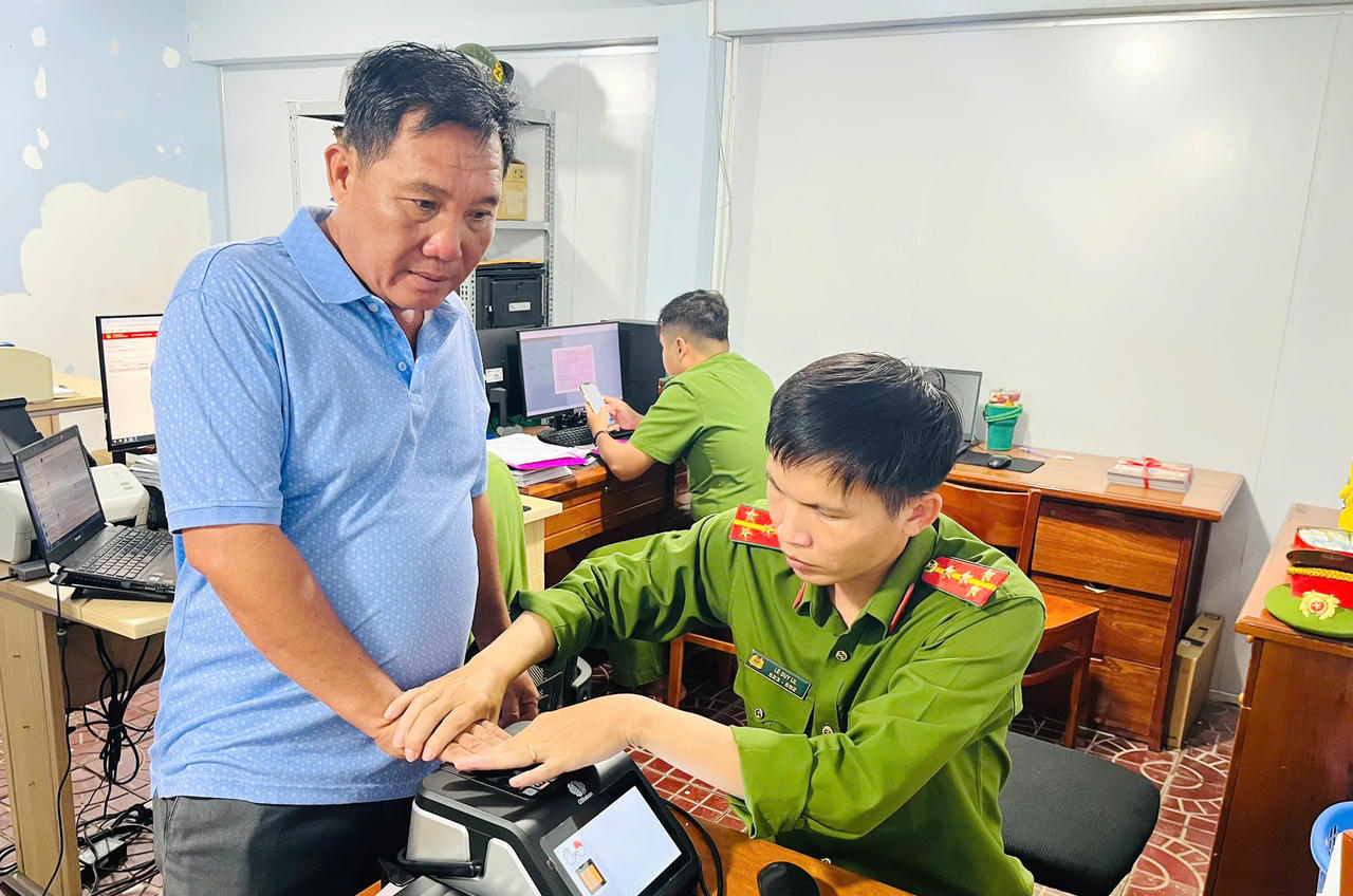 Công an xã Đất Mũi thực hiện các thao tác thu nhận hồ sơ cấp căn cước cho công dân trên địa bàn (Ảnh: H.Đ).