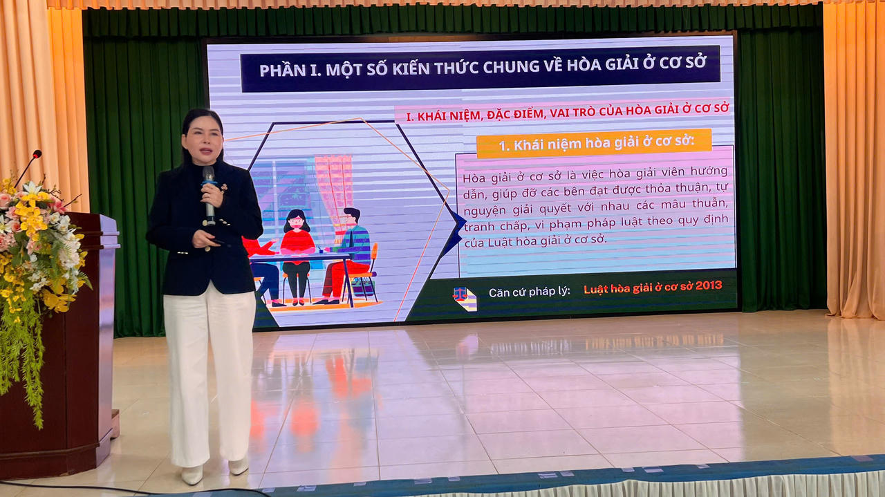 Bà Phạm Thị Minh Hiếu - Phó Giám đốc Sở Tư pháp tỉnh Lâm Đồng truyền đạt một số nội dung quan trọng tại hội nghị tập huấn. Ảnh Đ.T.