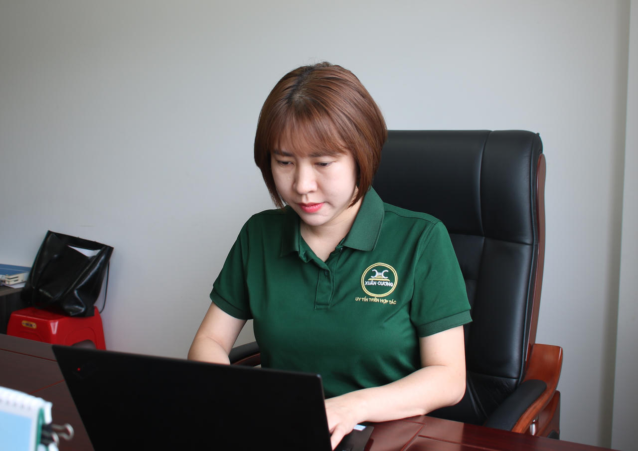 Nữ Tổng Giám đốc Xuân Cương luôn bận rộn với công việc. Ảnh: Minh Hữu