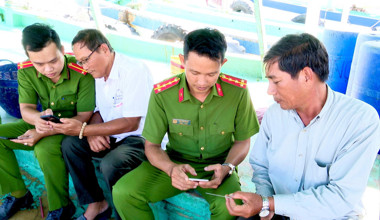 Lực lượng Công an đến từng bến, từng ghe hướng dẫn ngư dân đăng ký tài khoản định danh điện tử, cài đặt và sử dụng VneID (Ảnh: T.N).