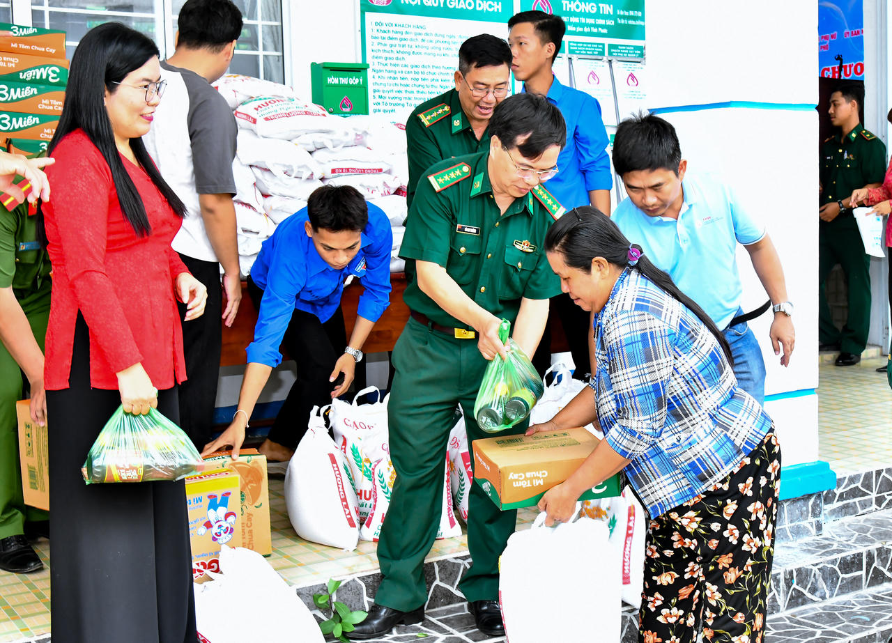 Đại tá Hà Huy Trường, Phó chính ủy BĐBP thành phố trao quà cho người dân tại “gian hàng 0 đồng”. Ảnh: Văn Long