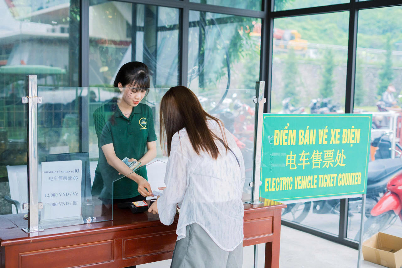 Nhân viên Xuân Cương bán vé cho khách hàng. Ảnh: XC