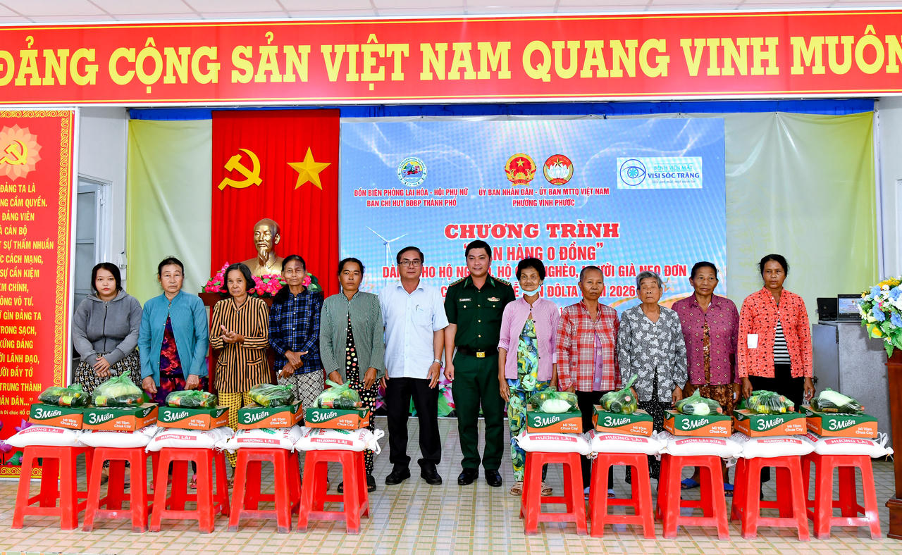 Đại diện lãnh đạo địa phương và Chỉ huy đồn Biên phòng Lai Hòa trao quà cho người dân tại chương trình. Ảnh: Văn Long