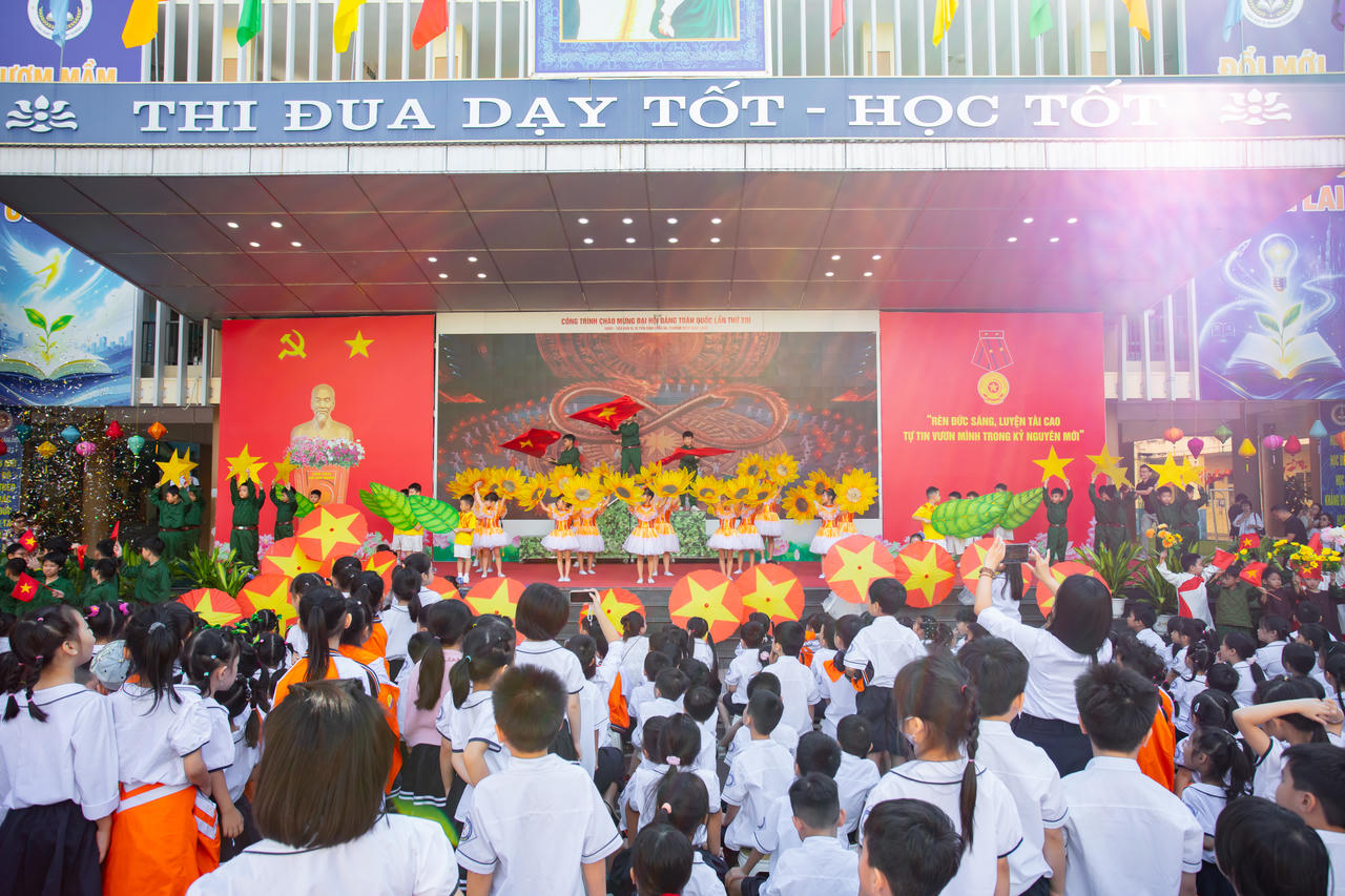 Học sinh của lớp 4A7 và 2A8 đã "sân khấu hóa" những bài học lịch sử về ngày Giải phóng thủ đô qua các tiết mục văn nghệ