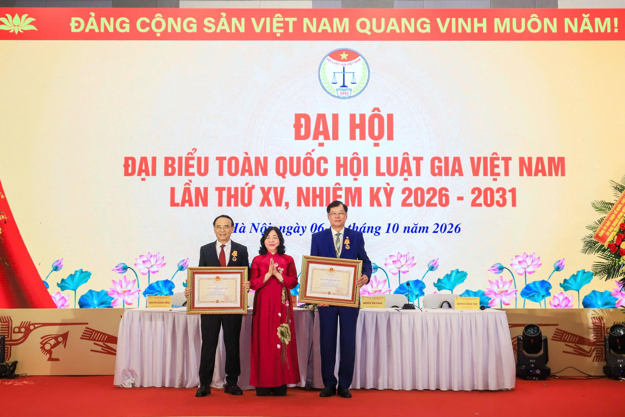 Chủ tịch Ủy ban Trung ương MTTQ Việt Nam Bùi Thị Minh Hoài trao Huân Chương Độc lập hạng Nhì cho ông Nguyễn Văn Quyền - nguyên Chủ tịch Hội Luật gia Việt Nam; Huân chương Độc lập hạng Ba cho ông Trần Công Phàm - Phó Chủ tịch Hội Luật gia Việt Nam