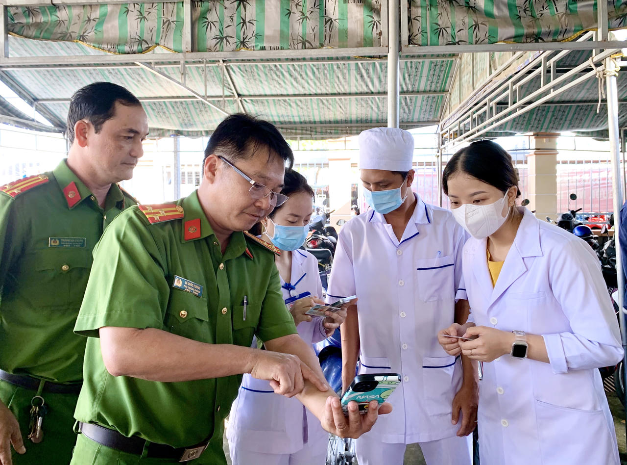 Y, bác sĩ Bệnh viện Quân Dân y Bạc Liêu được lực lượng Công an hướng dẫn tiếp nhận hồ sơ khám, chữa bệnh qua tài khoản định danh điện tử (Ảnh: T.N).