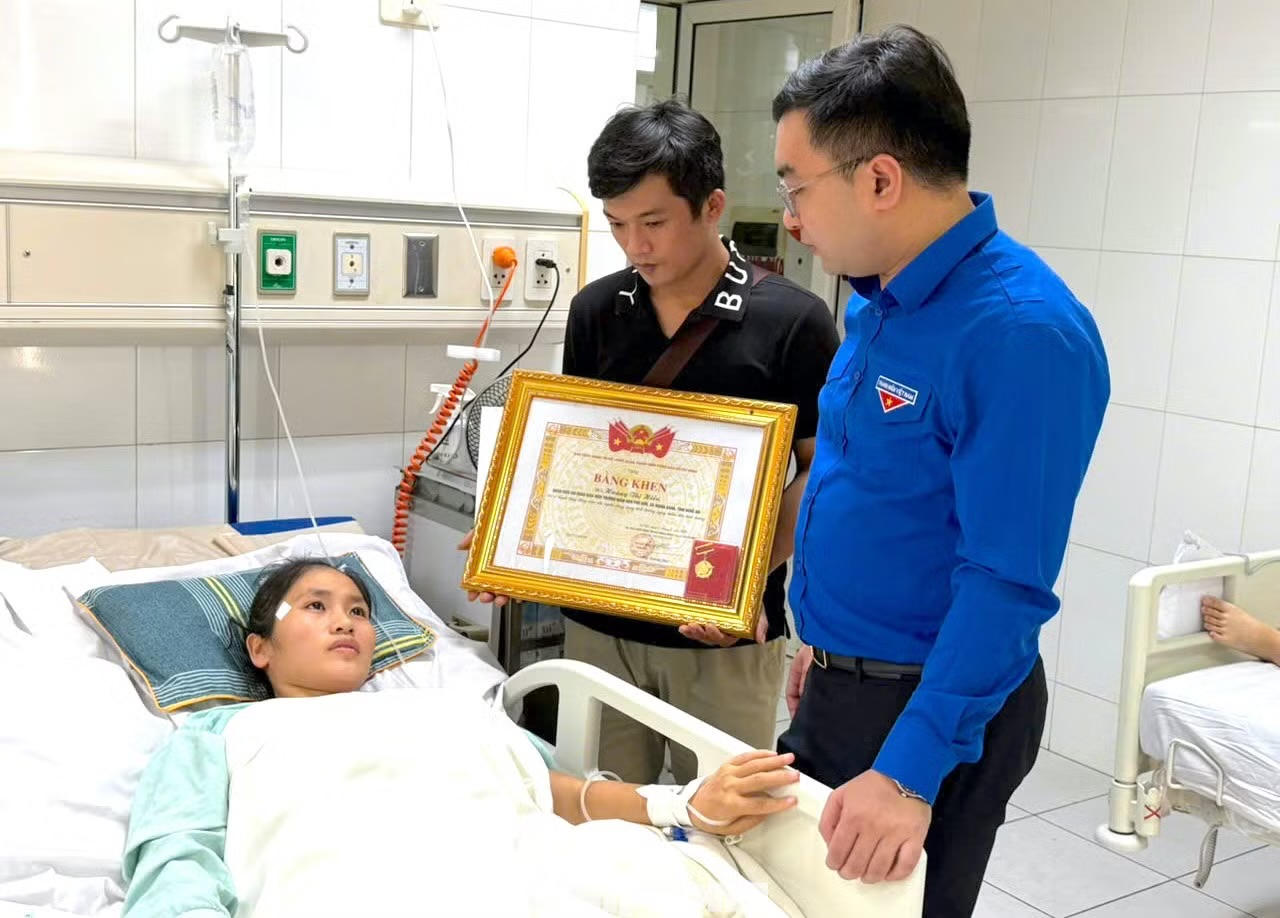 Cô giáo dũng cảm được đặc cách trao Giải thưởng Thanh niên sống đẹp 