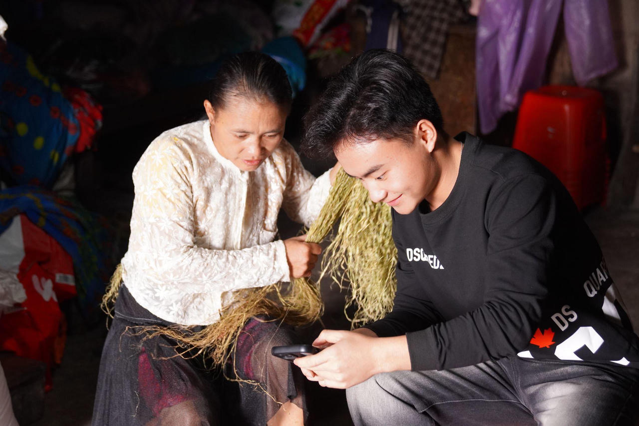 Anh Thò Mí Nô hướng dẫn mẹ sử dụng điện thoại gọi điện