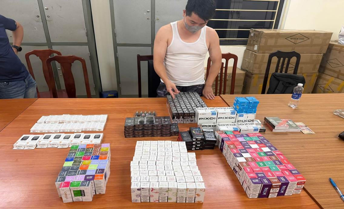 Bắt giữ các đối tượng buôn bán lượng lớn hàng cấm là thuốc lá điện tử