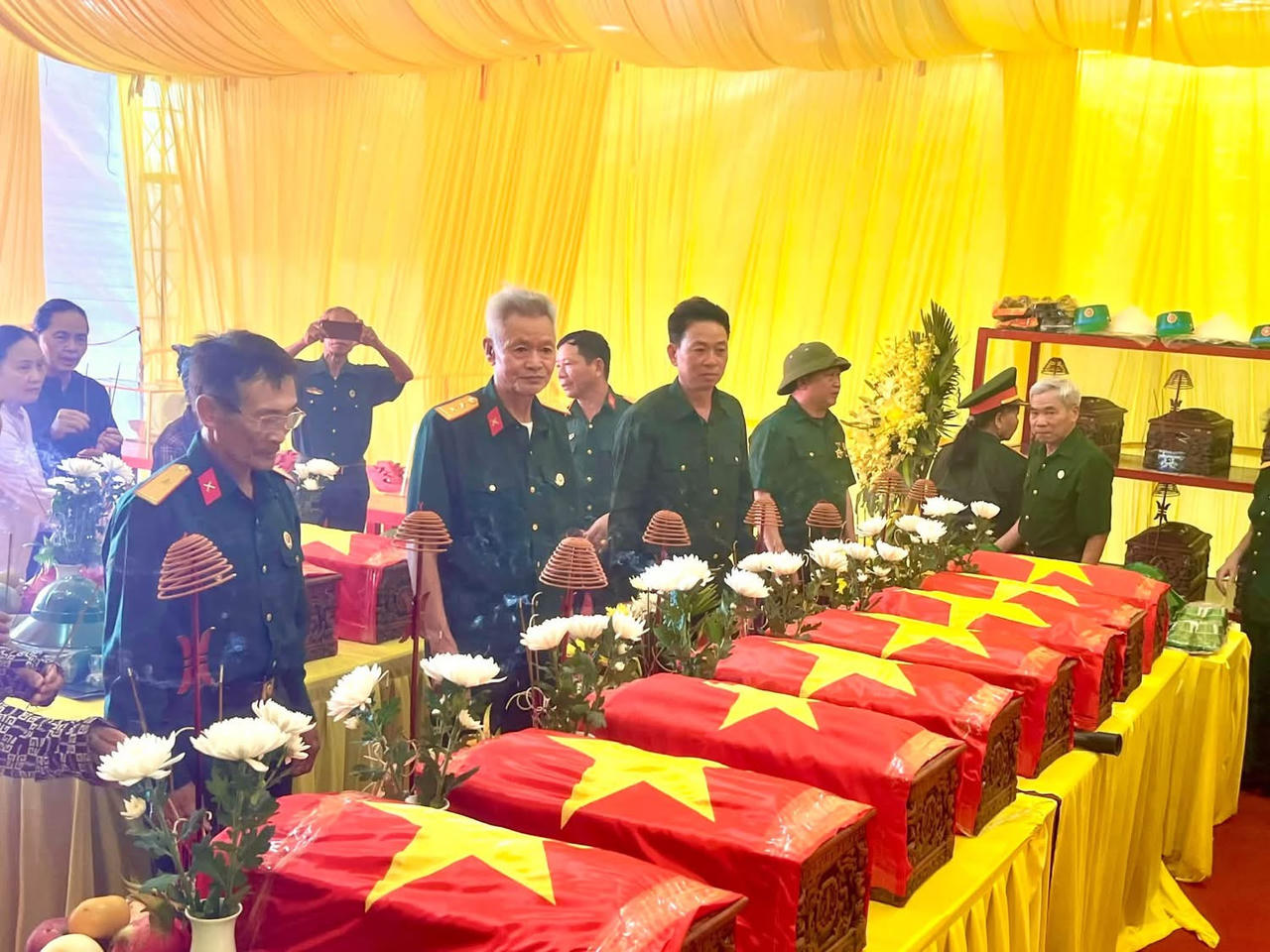 56 hài cốt, gồm 40 hài cốt trong tiểu quách và 16 hài cốt nằm lẫn trong lòng đất đã được quy tập trong khuôn viên Chùa Đáy (Ảnh: Vĩnh Bảo)