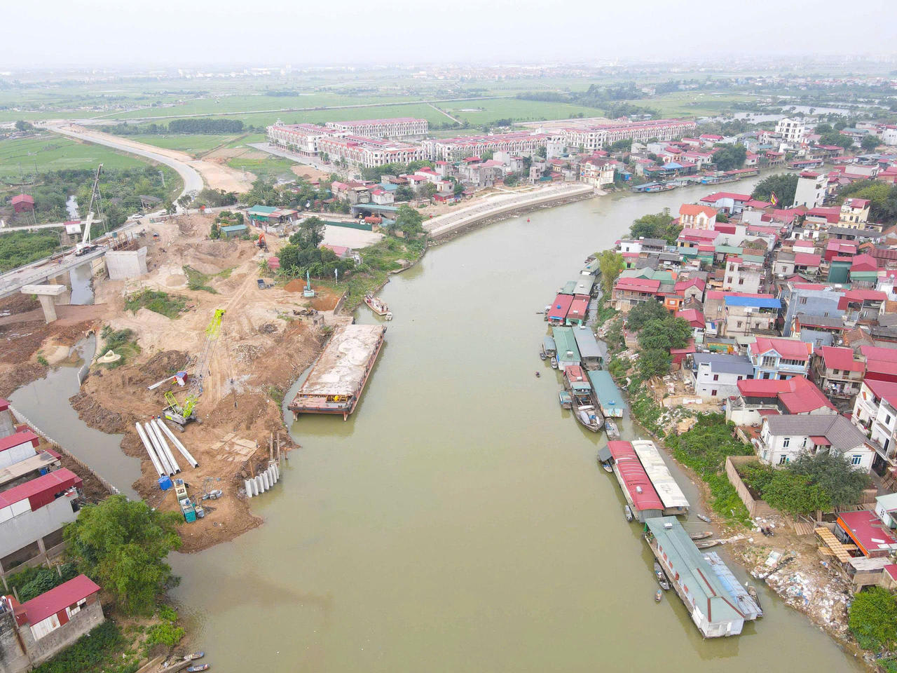 Khu vực hạn chế giao thông đường thủy trên sông Cầu. (Ảnh: N.H)