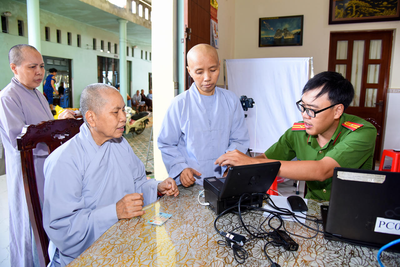 Lực lượng Công an tuyên truyền, vận động đồng bào tôn giáo đăng ký cấp thẻ Căn cước, kích hoạt tài khoản định danh điện tử (Ảnh: T.N).