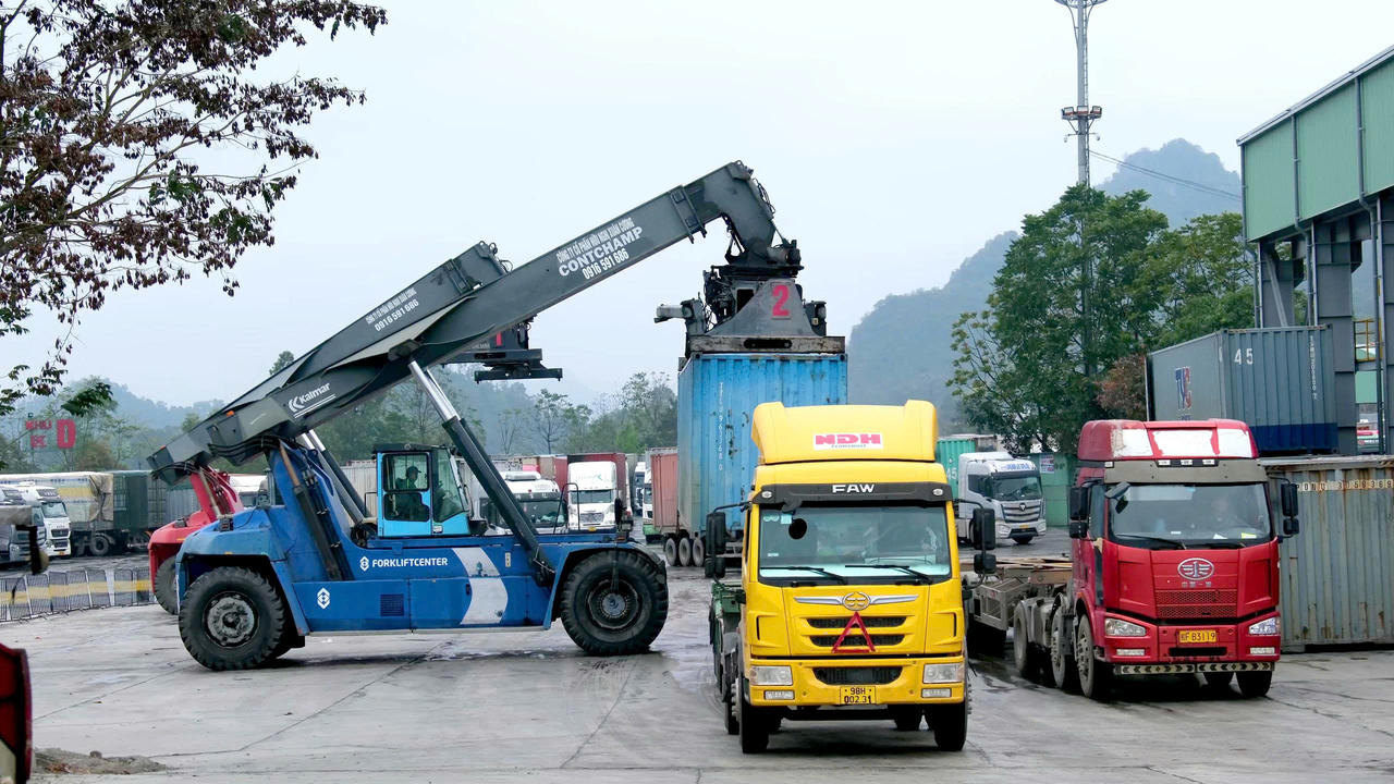 Hoạt động sang tải tại bến bãi Xuân Cương. Ảnh: XC